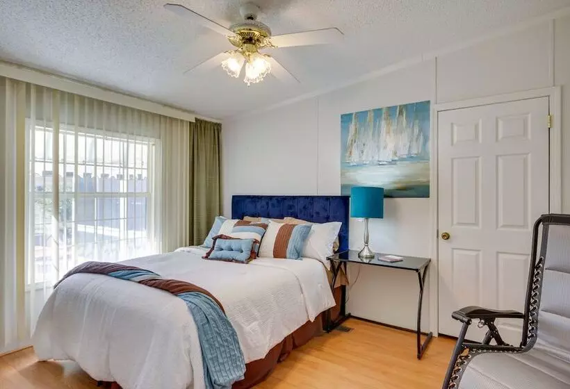 Spacious South Carolina Abode W/ Hot Tub & Grill!