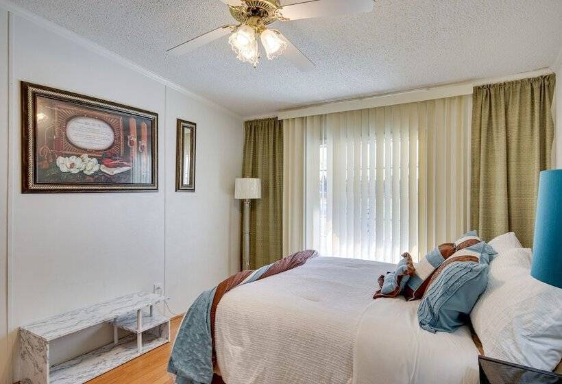 Spacious South Carolina Abode W/ Hot Tub & Grill!