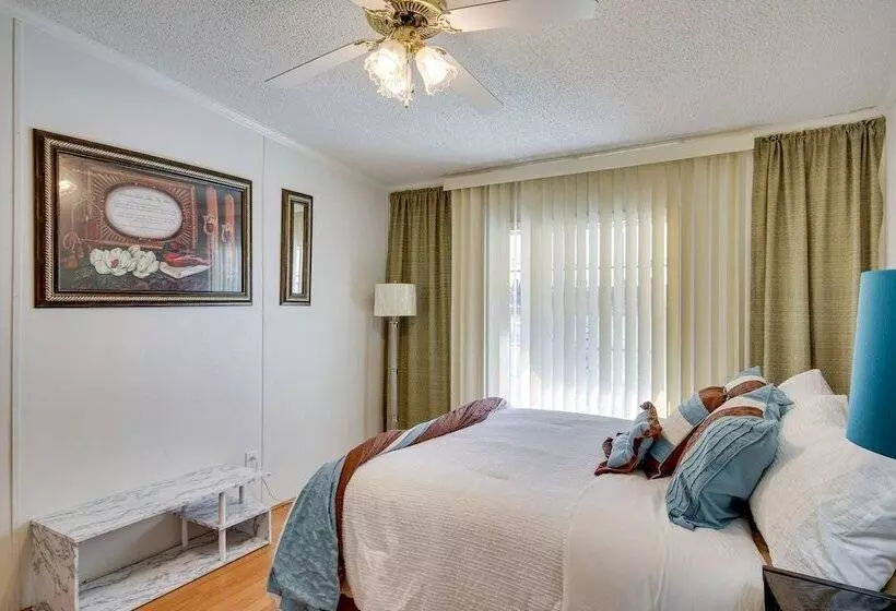 Spacious South Carolina Abode W/ Hot Tub & Grill!