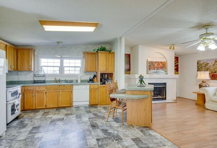 Spacious South Carolina Abode W/ Hot Tub & Grill!