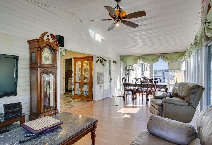 Spacious South Carolina Abode W/ Hot Tub & Grill!