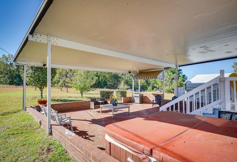 Spacious South Carolina Abode W/ Hot Tub & Grill!