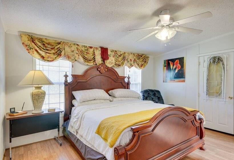 Spacious South Carolina Abode W/ Hot Tub & Grill!