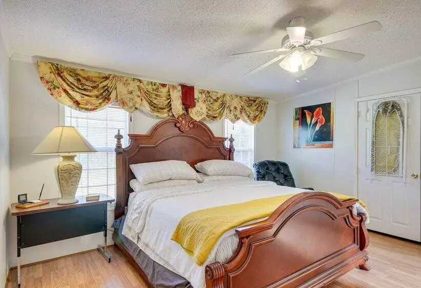 Spacious South Carolina Abode W/ Hot Tub & Grill!