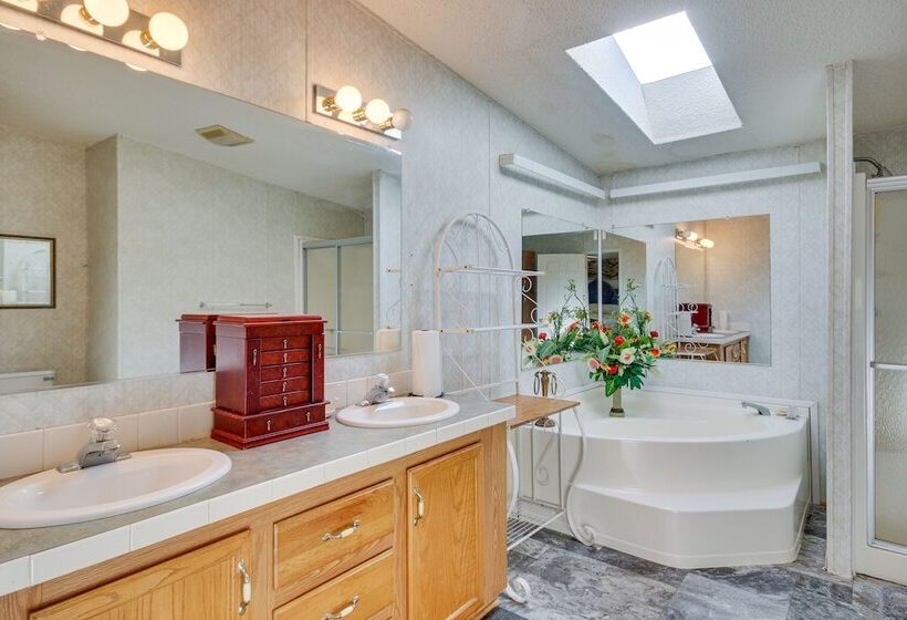 Spacious South Carolina Abode W/ Hot Tub & Grill!