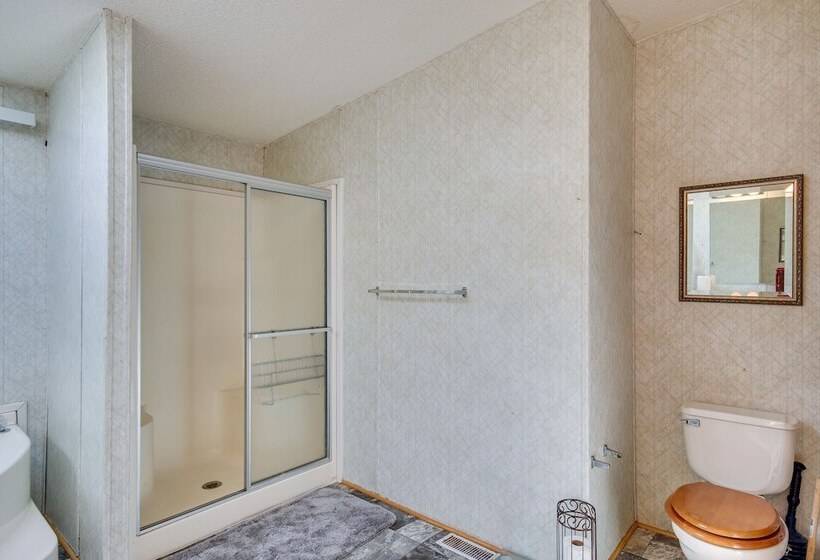 Spacious South Carolina Abode W/ Hot Tub & Grill!