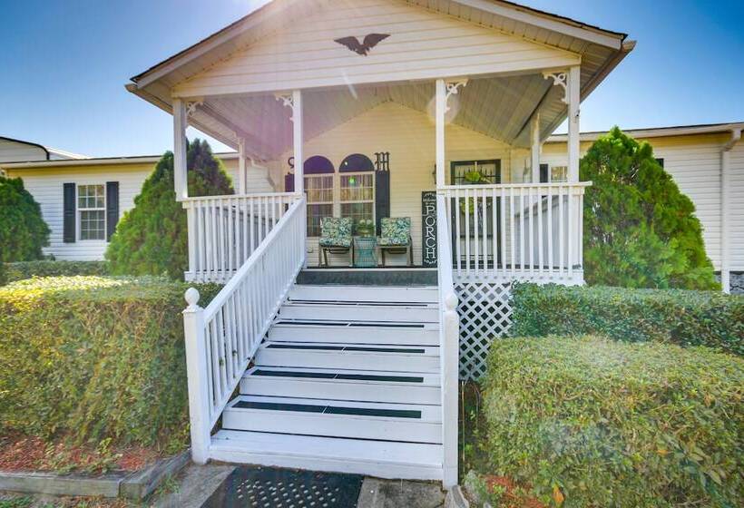 Spacious South Carolina Abode W/ Hot Tub & Grill!