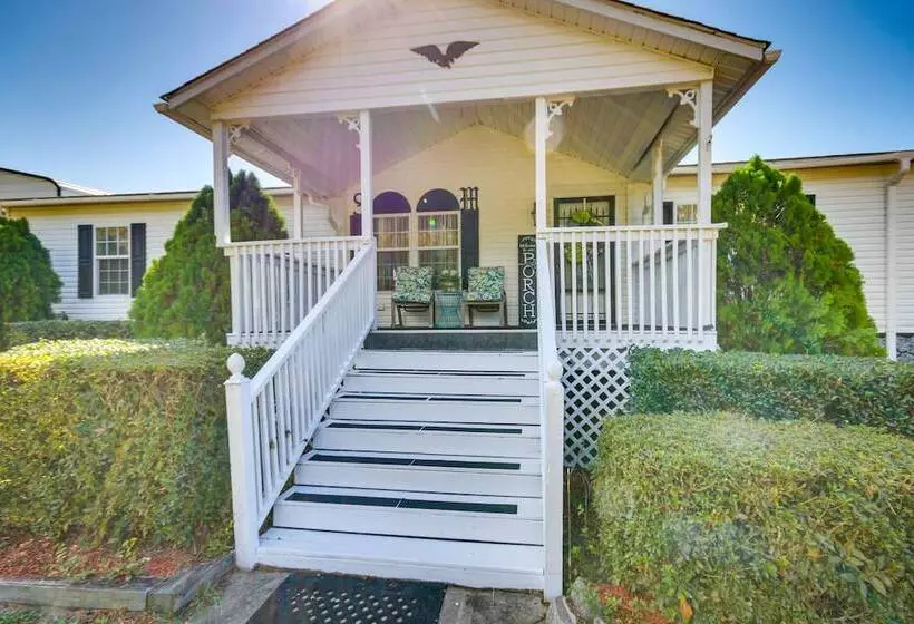 Spacious South Carolina Abode W/ Hot Tub & Grill!