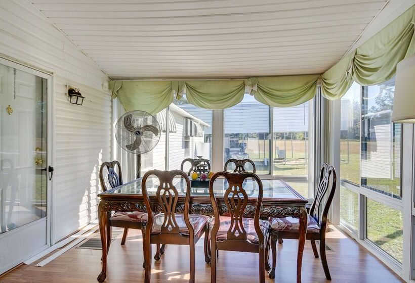 Spacious South Carolina Abode W/ Hot Tub & Grill!