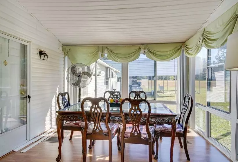 Spacious South Carolina Abode W/ Hot Tub & Grill!
