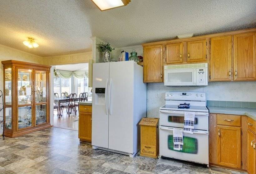 Spacious South Carolina Abode W/ Hot Tub & Grill!