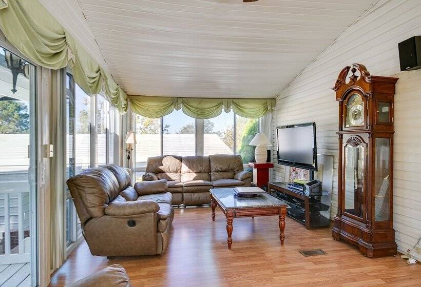 Spacious South Carolina Abode W/ Hot Tub & Grill!