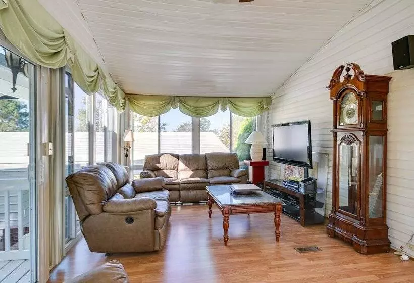 Spacious South Carolina Abode W/ Hot Tub & Grill!