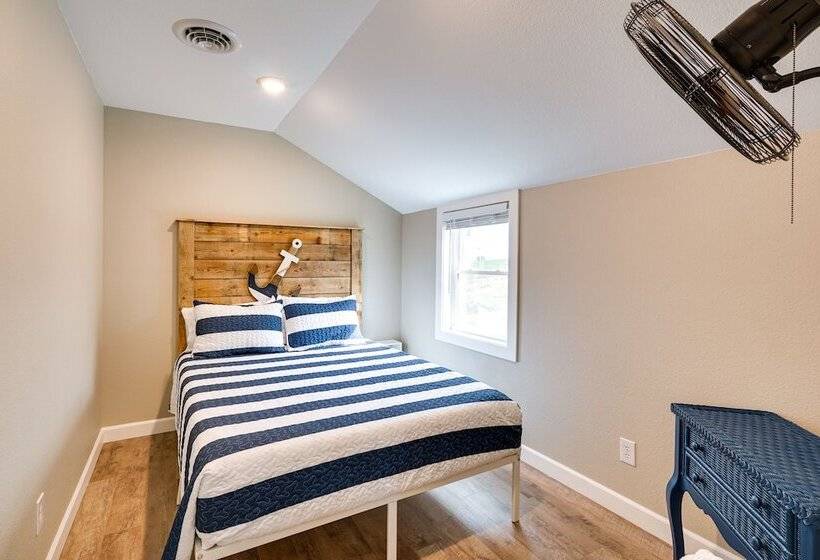 Lakefront Home W/ Private Dock In Sunrise Beach!