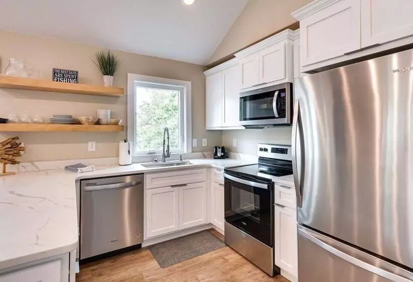 Lakefront Home W/ Private Dock In Sunrise Beach!