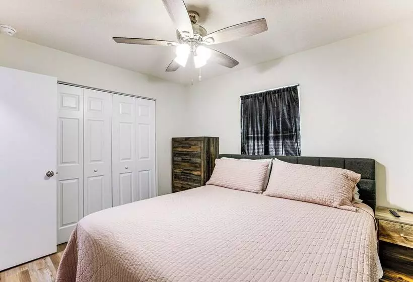 Williston Home W/ Yard: 6 Mi To Devils Den Spring