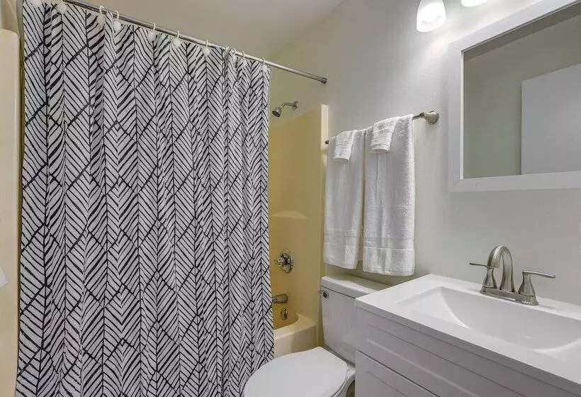 Williston Home W/ Yard: 6 Mi To Devils Den Spring