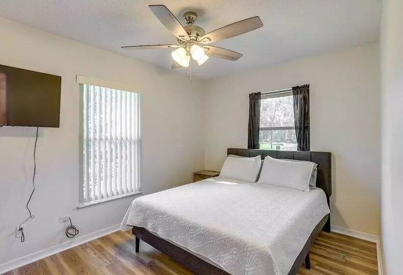 Williston Home W/ Yard: 6 Mi To Devils Den Spring