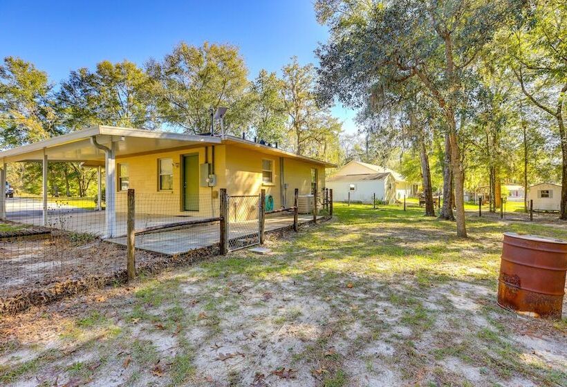 Williston Home W/ Yard: 6 Mi To Devils Den Spring