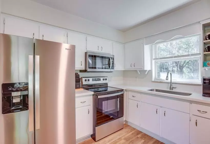 Williston Home W/ Yard: 6 Mi To Devils Den Spring