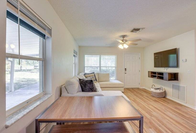 Williston Home W/ Yard: 6 Mi To Devils Den Spring