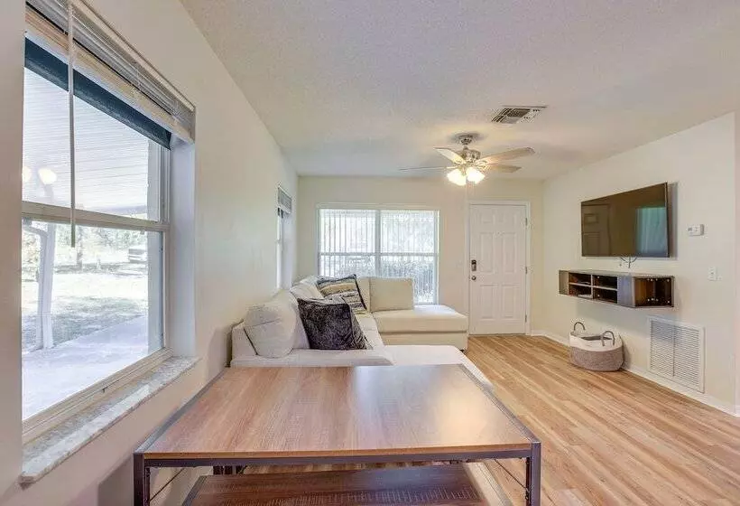 Williston Home W/ Yard: 6 Mi To Devils Den Spring