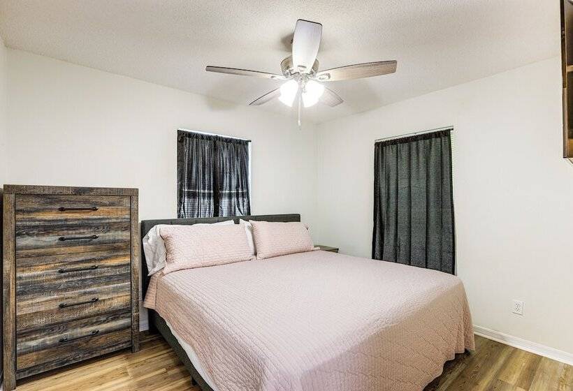 Williston Home W/ Yard: 6 Mi To Devils Den Spring