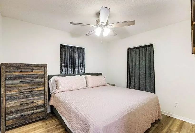 Williston Home W/ Yard: 6 Mi To Devils Den Spring