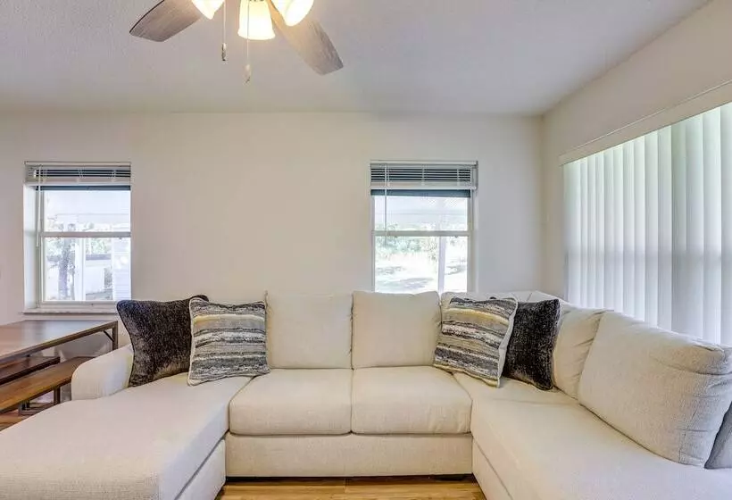 Williston Home W/ Yard: 6 Mi To Devils Den Spring