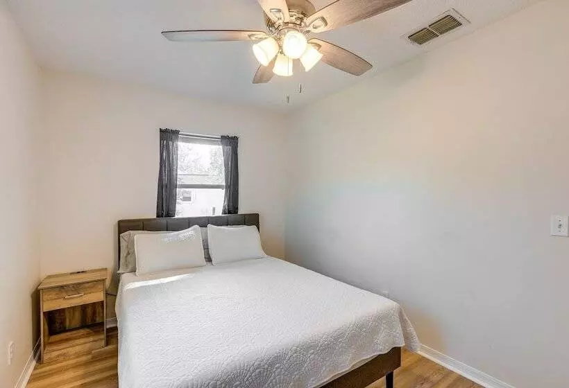 Williston Home W/ Yard: 6 Mi To Devils Den Spring