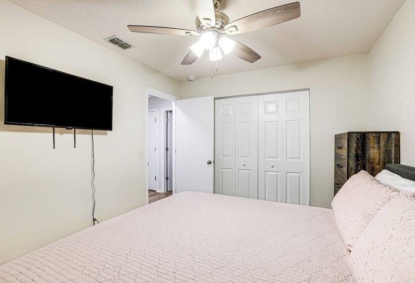 Williston Home W/ Yard: 6 Mi To Devils Den Spring