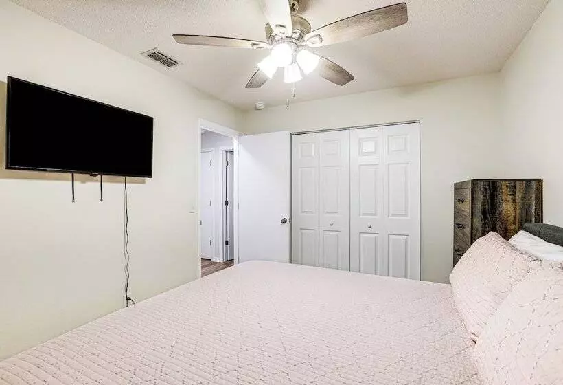 Williston Home W/ Yard: 6 Mi To Devils Den Spring