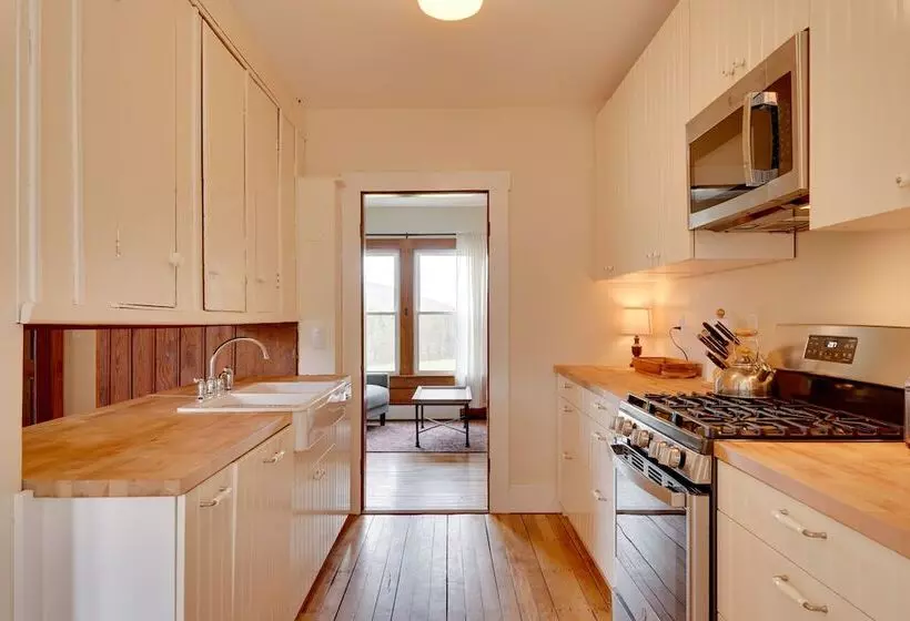 17 Acre Vermont Escape W/ Panoramic Mountain Views