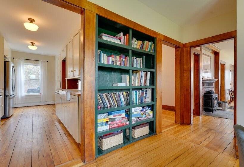 17 Acre Vermont Escape W/ Panoramic Mountain Views