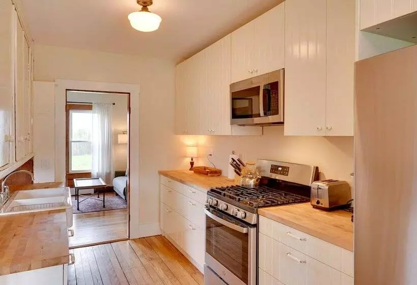 17 Acre Vermont Escape W/ Panoramic Mountain Views