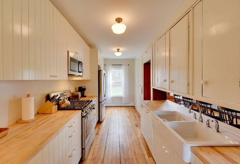 17 Acre Vermont Escape W/ Panoramic Mountain Views