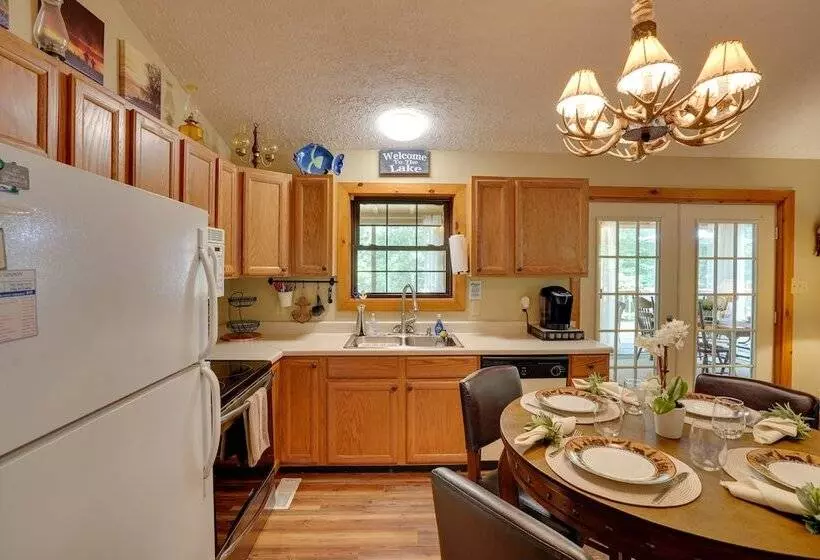 Cadiz Vacation Home W/ Deck: Walk To Lake Barkley