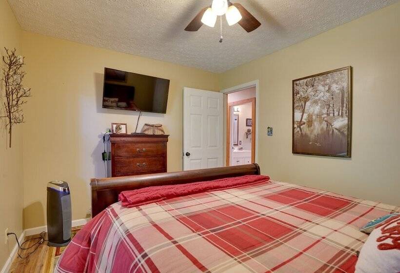 Cadiz Vacation Home W/ Deck: Walk To Lake Barkley