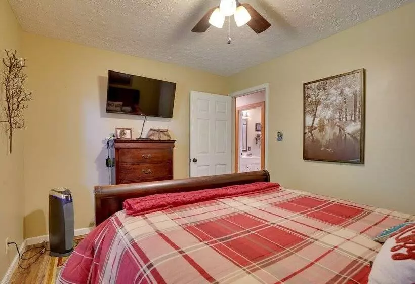 Cadiz Vacation Home W/ Deck: Walk To Lake Barkley