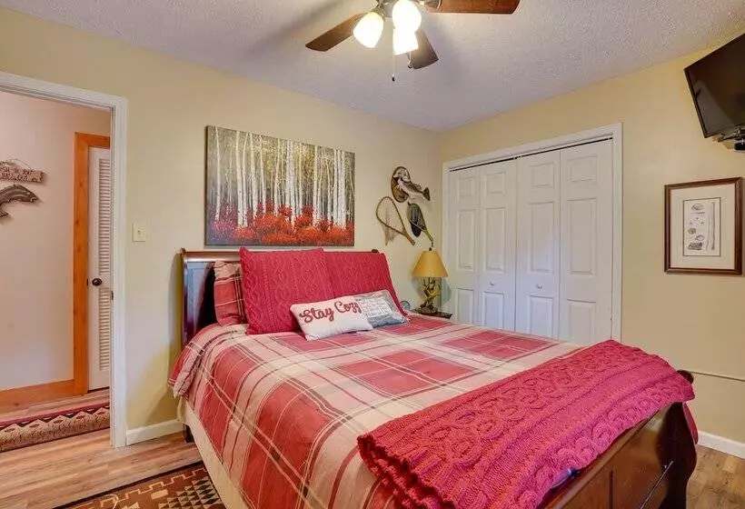 Cadiz Vacation Home W/ Deck: Walk To Lake Barkley