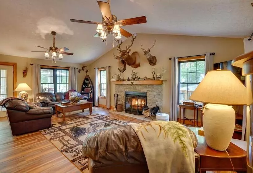 Cadiz Vacation Home W/ Deck: Walk To Lake Barkley