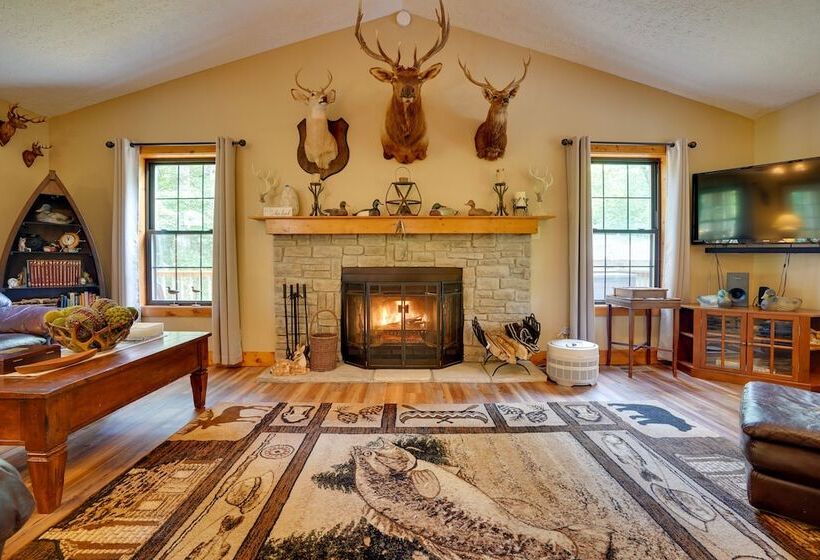 Cadiz Vacation Home W/ Deck: Walk To Lake Barkley