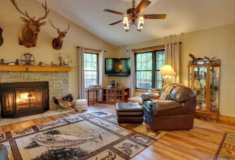 Cadiz Vacation Home W/ Deck: Walk To Lake Barkley