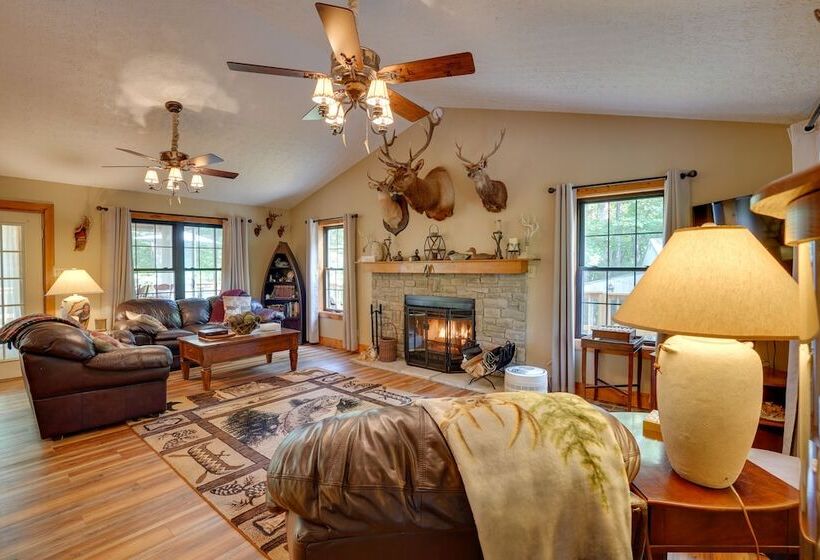 Cadiz Vacation Home W/ Deck: Walk To Lake Barkley