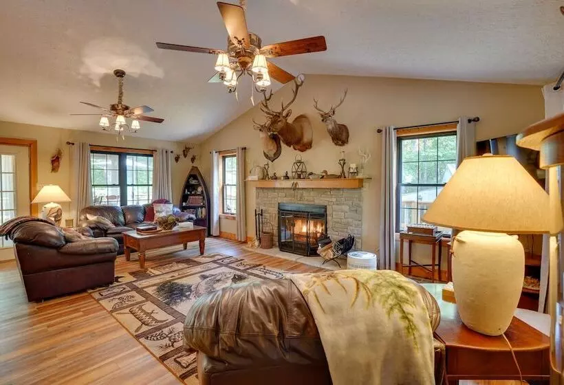 Cadiz Vacation Home W/ Deck: Walk To Lake Barkley