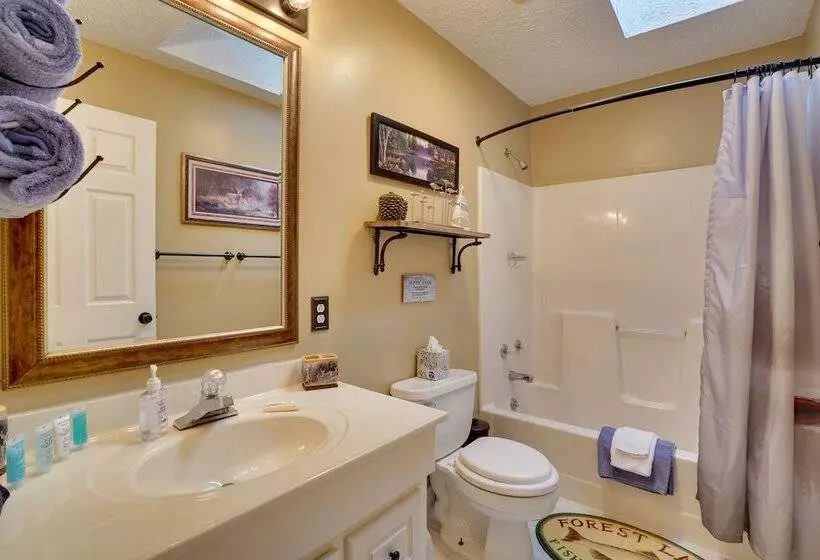 Cadiz Vacation Home W/ Deck: Walk To Lake Barkley