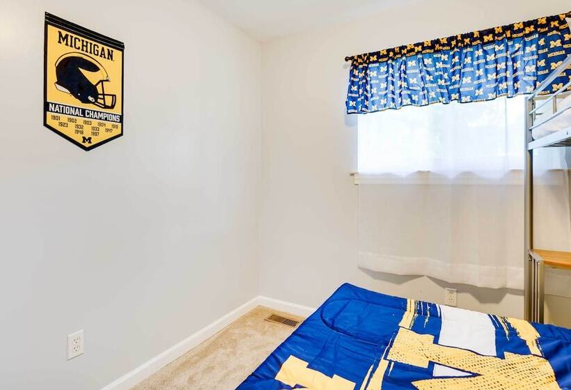 4 Mi To Michigan Stadium: Cozy Home W/ Fire Pit!