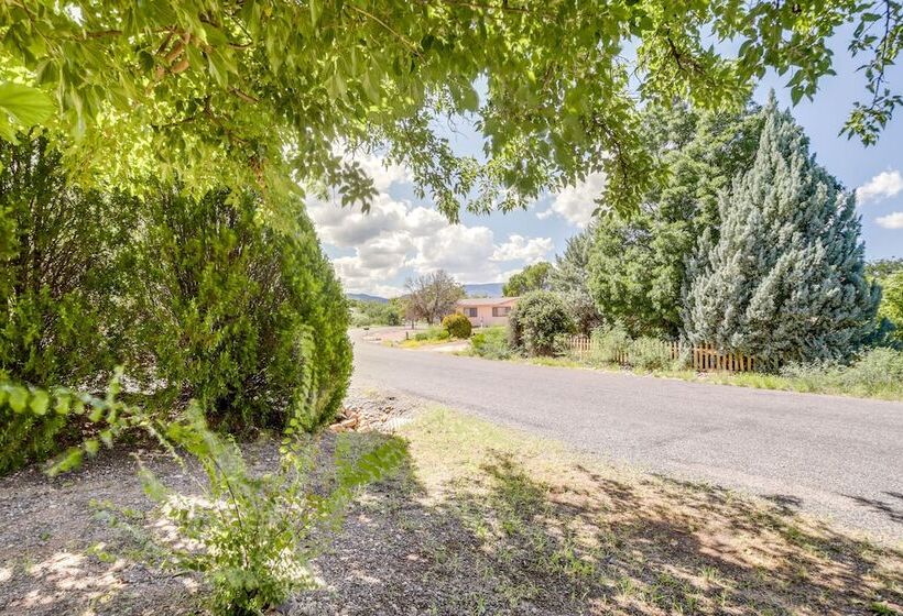 Cozy Cottonwood Home W/ Covered Patio & Gas Grill!