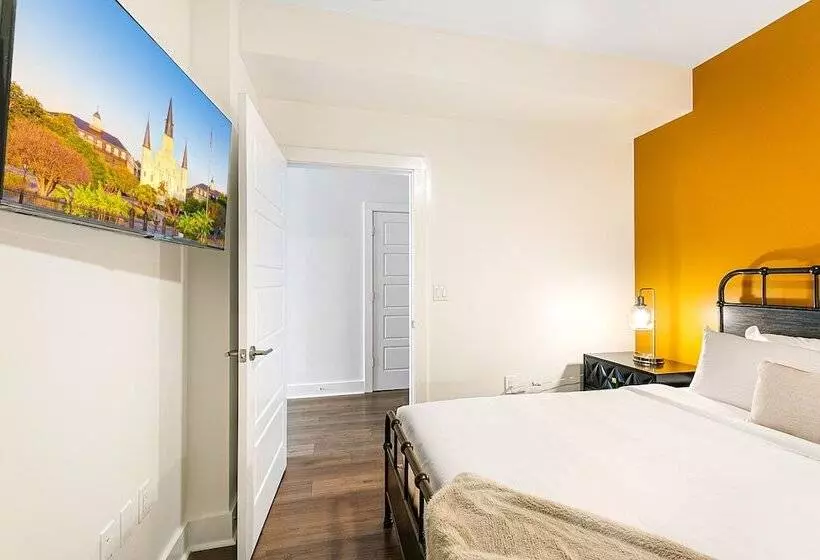 Charming 4br Condo Steps Away From French Quarter Delights!
