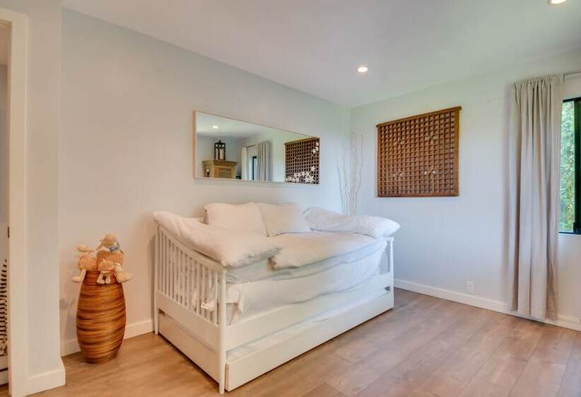 Malibu Retreat W/ Balcony & Mountain Views